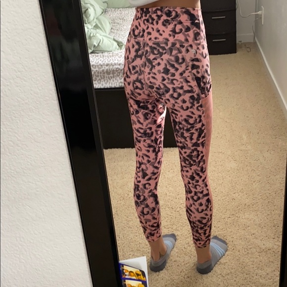 Fabletics cropped yogas. - Picture 3 of 4